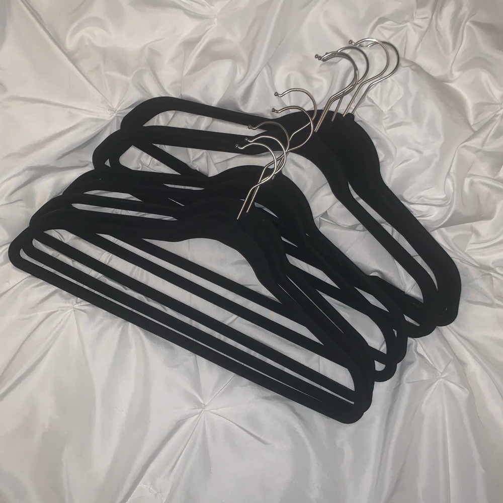 Black velvet hangers (6)) 10packs (used good condition) 60 Total - Picture 8 of 14